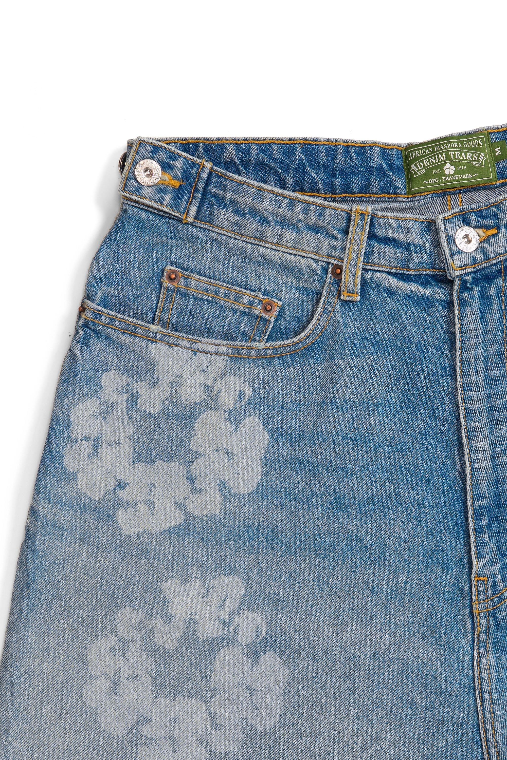 Laser Wreath Denim Shorts Light Wash